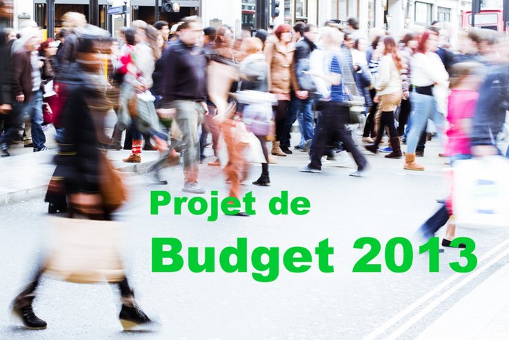 vue urbaine de passants avec texte "Projet de budget 2013"
