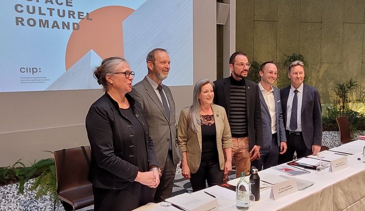 Photographie de groupe des Conseillères et Conseillers d'Etat en charge de la culture des cantons romands lors de la conférence de presse qui s'est déroulée le vendredi 26 avril à Lausanne. Image CIIP - AP Culture