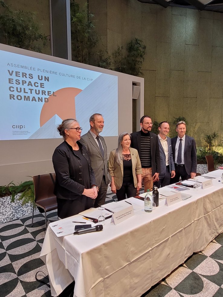 Photographie de groupe des Conseillères et Conseillers d'Etat en charge de la culture des cantons romands lors de la conférence de presse qui s'est déroulée le vendredi 26 avril à Lausanne. Image CIIP - AP Culture