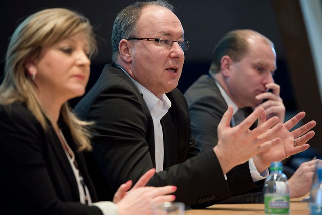 Le président du Conseil d'Etat Pierre-Yves Maillard parle en conférence de presse, mains vers l'avant. A sa droite, Nuria Gorrite et à sa gauche, Philippe Leuba.