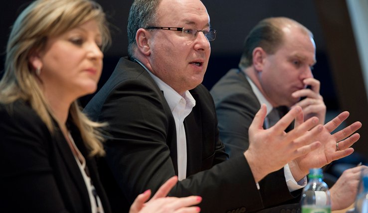 Le président du Conseil d'Etat Pierre-Yves Maillard parle en conférence de presse, mains vers l'avant. A sa droite, Nuria Gorrite et à sa gauche, Philippe Leuba.