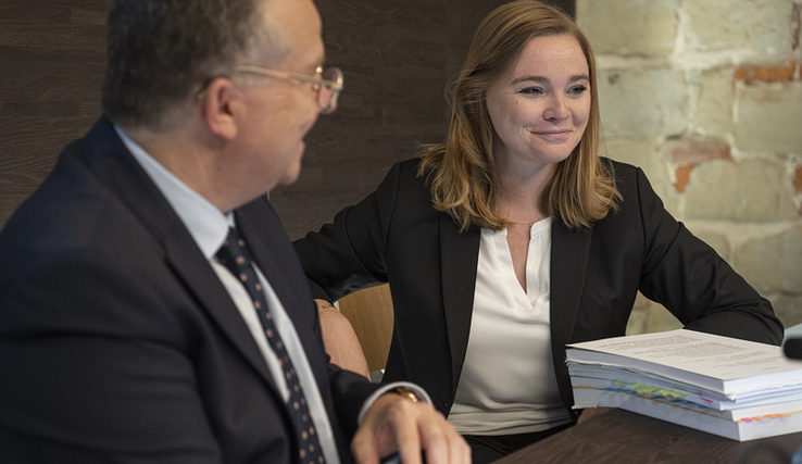 La conseillère d'Etat et son chef de service, assis dans la salle des médias.