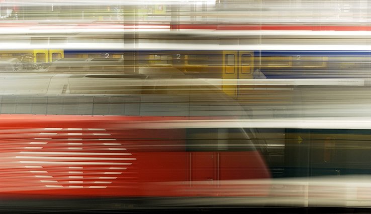 superposition d'images avec trains en mouvement