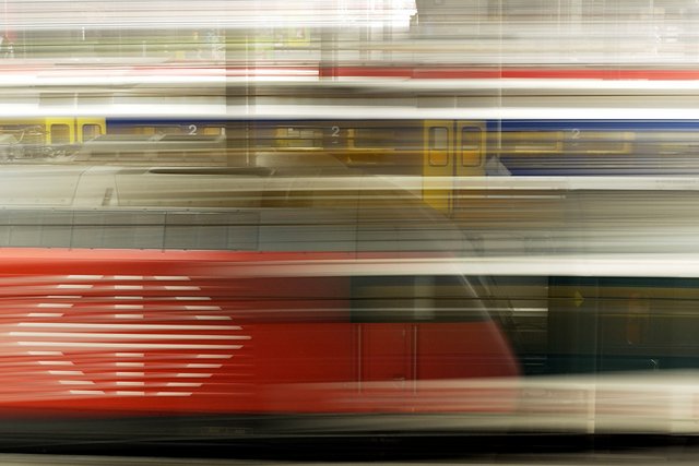 superposition d'images avec trains en mouvement