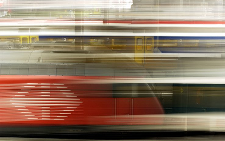 superposition d'images avec trains en mouvement