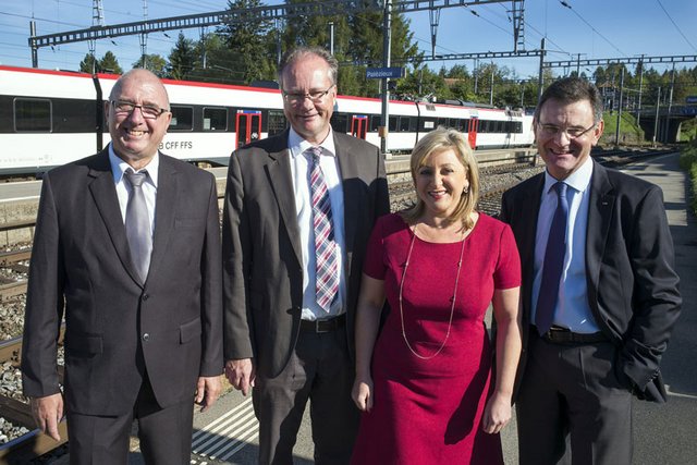 les personnages posent sur le quai. au fond, un train.
