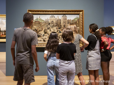 Adolescents qui regardent un tableau au musée