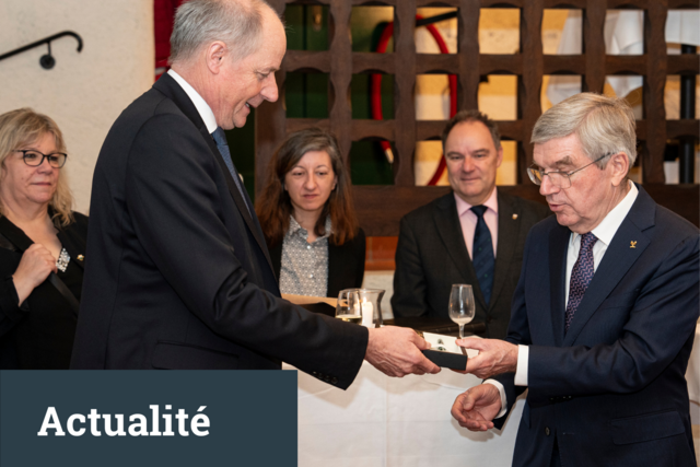 Le Président offre un cadeau à M.Bach