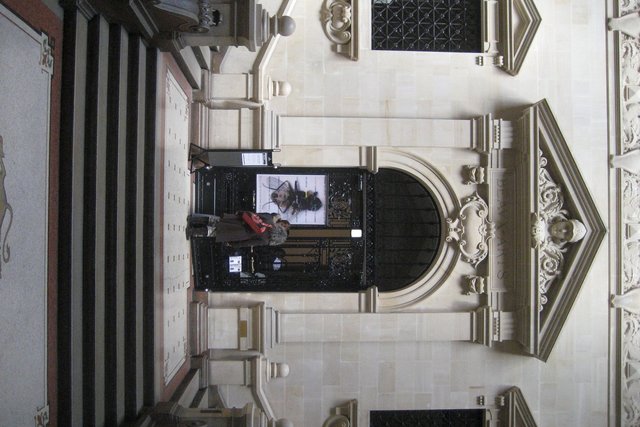 photo de l'atrium du Palais de Rumine avec entrée du Musée des Beaux-Arts