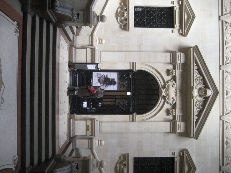 photo de l'atrium du Palais de Rumine avec entrée du Musée des Beaux-Arts