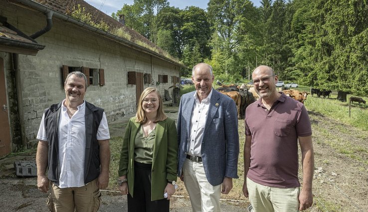 Projet de développement régional agricole du Gros-de-Vaud, activité agritouristique au pâturage de Sugnens. Xavier Gaudard, municipal de Montilliez, Valerie Dittli, Conseillère d’Etat, Jean-François Thuillard, président de l'association Région Gros-de-Vaud (ARGdV), Vincent Schmitt, Office fédéral de l’agriculture (OFAG) en charge du suivi des PDRA en Suisse romande, lundi 19.05.2025 I ARC Jean-Bernard Sieber