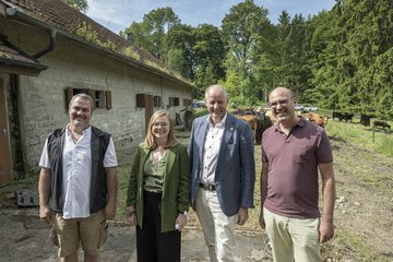 Projet de développement régional agricole du Gros-de-Vaud, activité agritouristique au pâturage de Sugnens. Xavier Gaudard, municipal de Montilliez, Valerie Dittli, Conseillère d’Etat, Jean-François Thuillard, président de l'association Région Gros-de-Vaud (ARGdV), Vincent Schmitt, Office fédéral de l’agriculture (OFAG) en charge du suivi des PDRA en Suisse romande, lundi 19.05.2025 I ARC Jean-Bernard Sieber