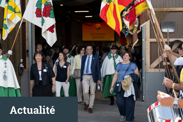 Le président sort de la salle de réception