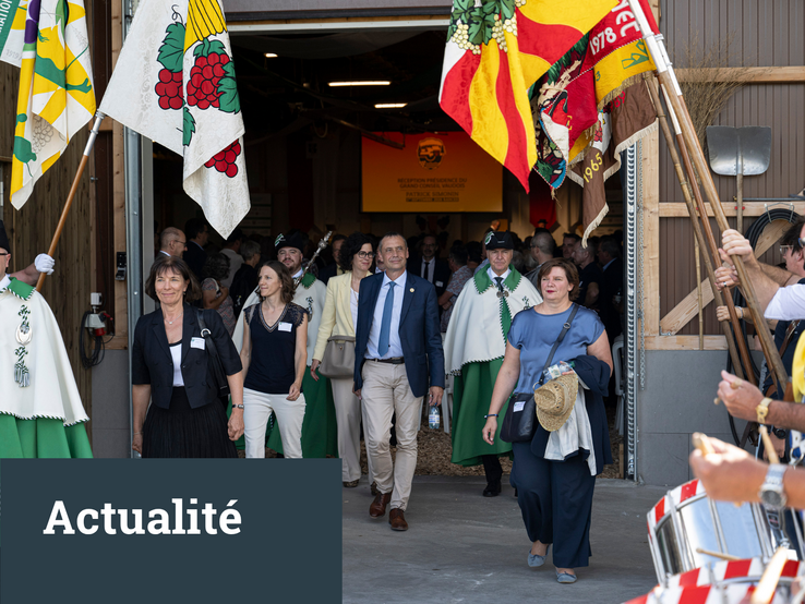 Le président sort de la salle de réception