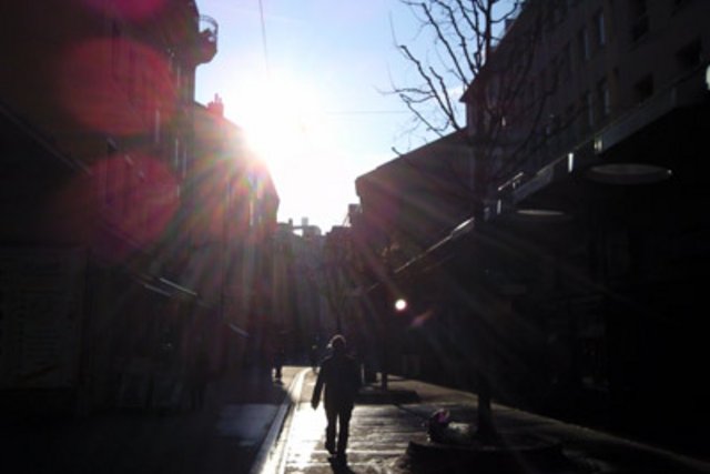 passant en contre jour dans une rue