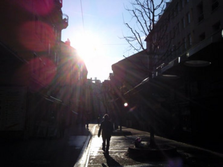 passant en contre jour dans une rue