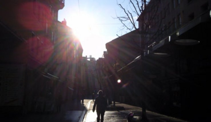 passant en contre jour dans une rue