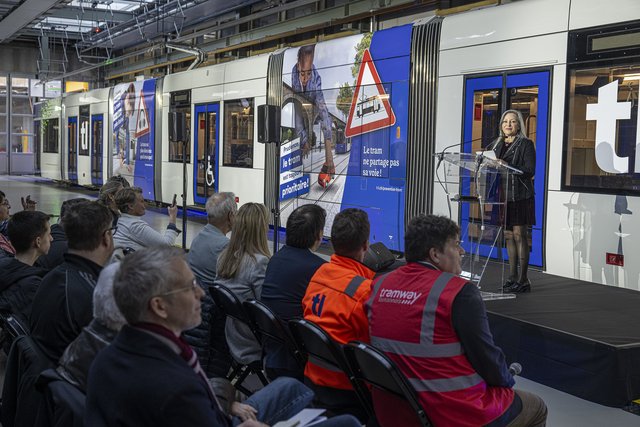 Semaine romanche à l’école vaudoise Nuria Gorrite devant une nouvelle rame de trame