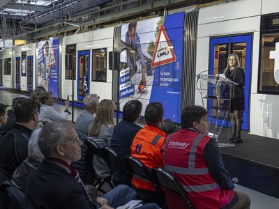 Nuria Gorrite devant une nouvelle rame de trame