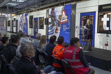 Nuria Gorrite devant une nouvelle rame de trame