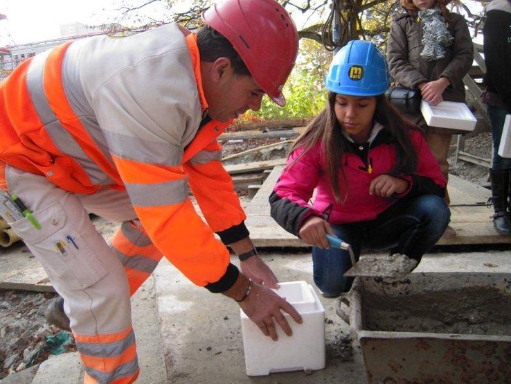 Photo d'une jeune fille s'initiant aux métiers de la construction, JOM 2013