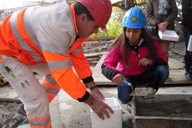Photo d'une jeune fille s'initiant aux métiers de la construction, JOM 2013