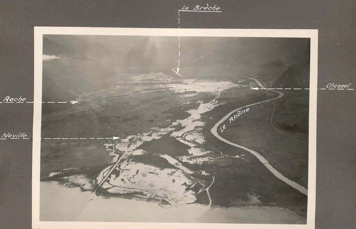 Crue du Rhône en 1935. Suite à la rupture d'une digue, la plaine a été inondée sur près de 10 km2 dans la région d'Yvorne-Chessel.
