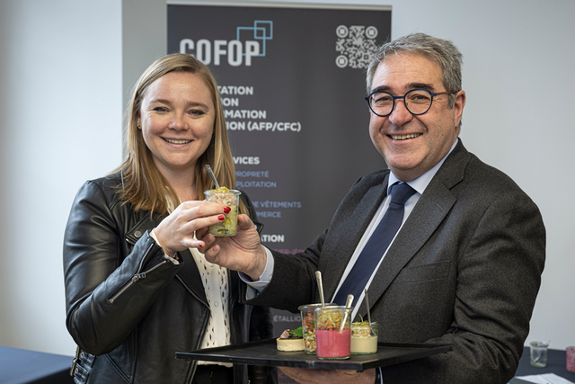 Les deux personnages posent en tenant des verrines