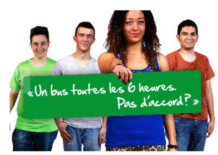 Groupe de quatre jeunes avec inscription "Un bus toutes les 6 heures? Pas d'accord!"