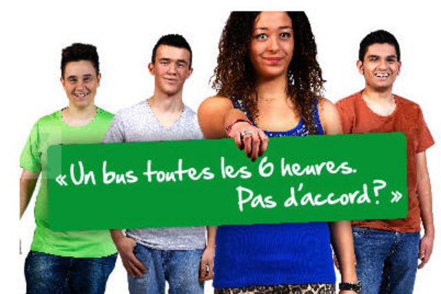 Groupe de quatre jeunes avec inscription "Un bus toutes les 6 heures? Pas d'accord!"