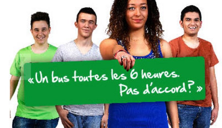 Groupe de quatre jeunes avec inscription "Un bus toutes les 6 heures? Pas d'accord!"