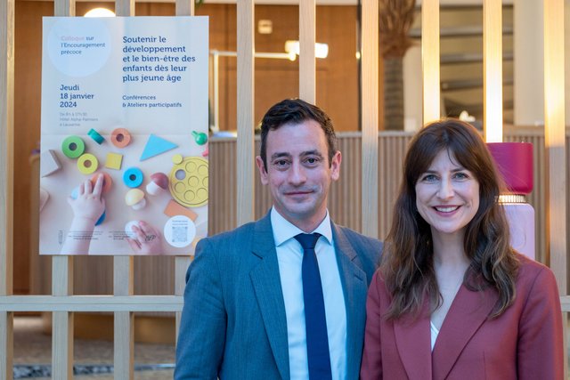 Photo: la conseillère d'Etat Rebecca Ruiz (Santé) et son collègue Vassilis Venizelos (Jeunesse) lors du colloque sur l'encouragement précoce, jeudi 18 janvier 2024 à Lausanne. (c) Junior Team DCIRH