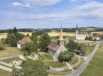 Bottens. Au premier plan, l’église réformée anciennement mixte reconstruite en 1711-1713 avec la cure, et, à quelques mètres, l’église catholique de 1843-1848 (État de Vaud, Documentation MAH-PBC, Photo Rémy Gindroz).