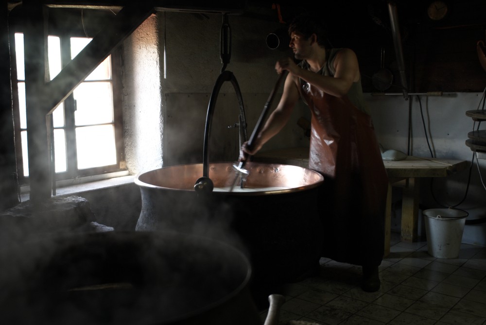 Fabrication du fromage en alpage, photo: Claude Bornand, Iconopôle, BCUL