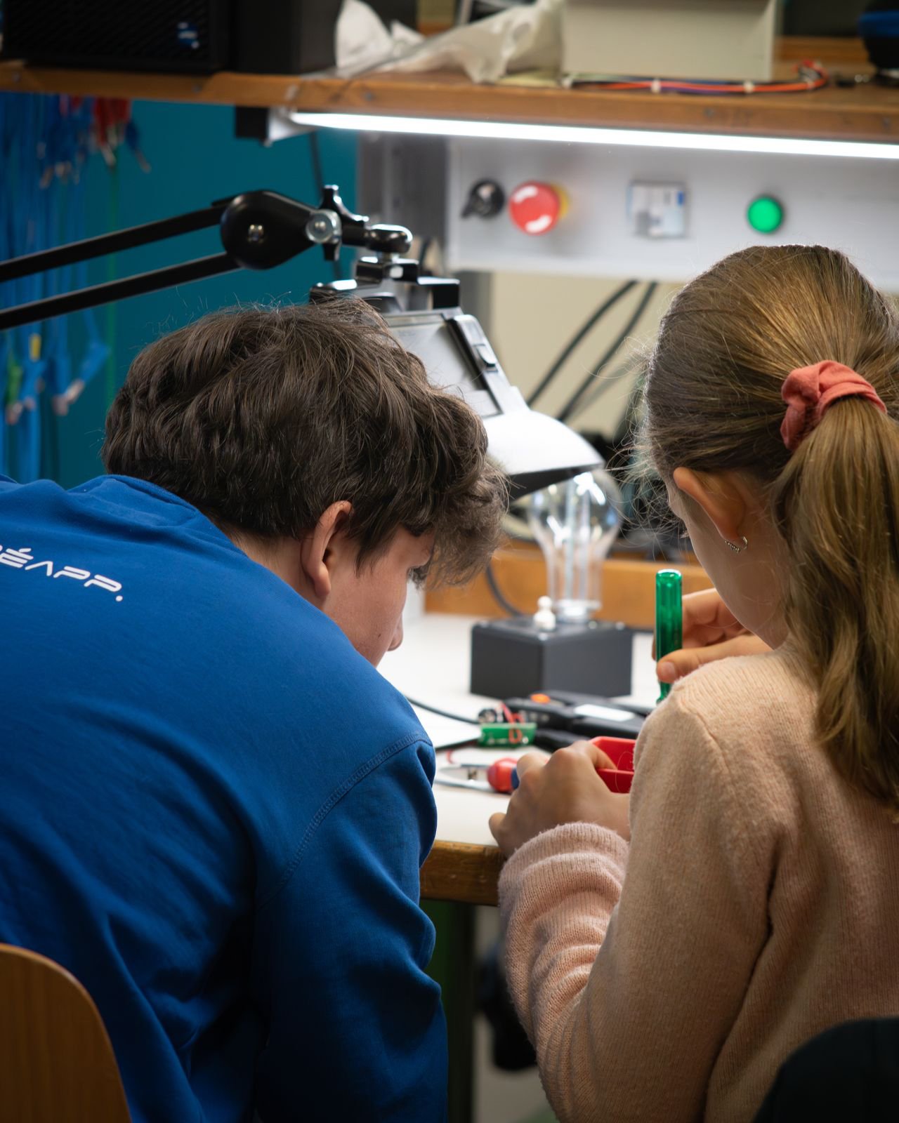Photo de deux jeunes en train de fabriquer une lampe