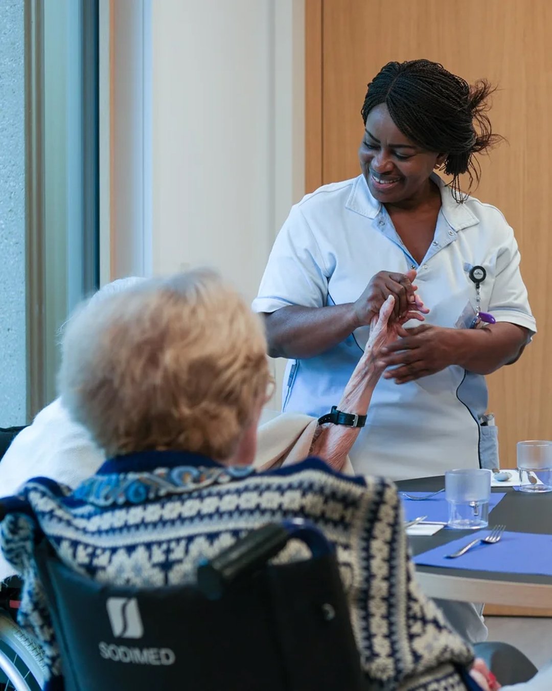 Photographie d'une professionnelle dans un EMS