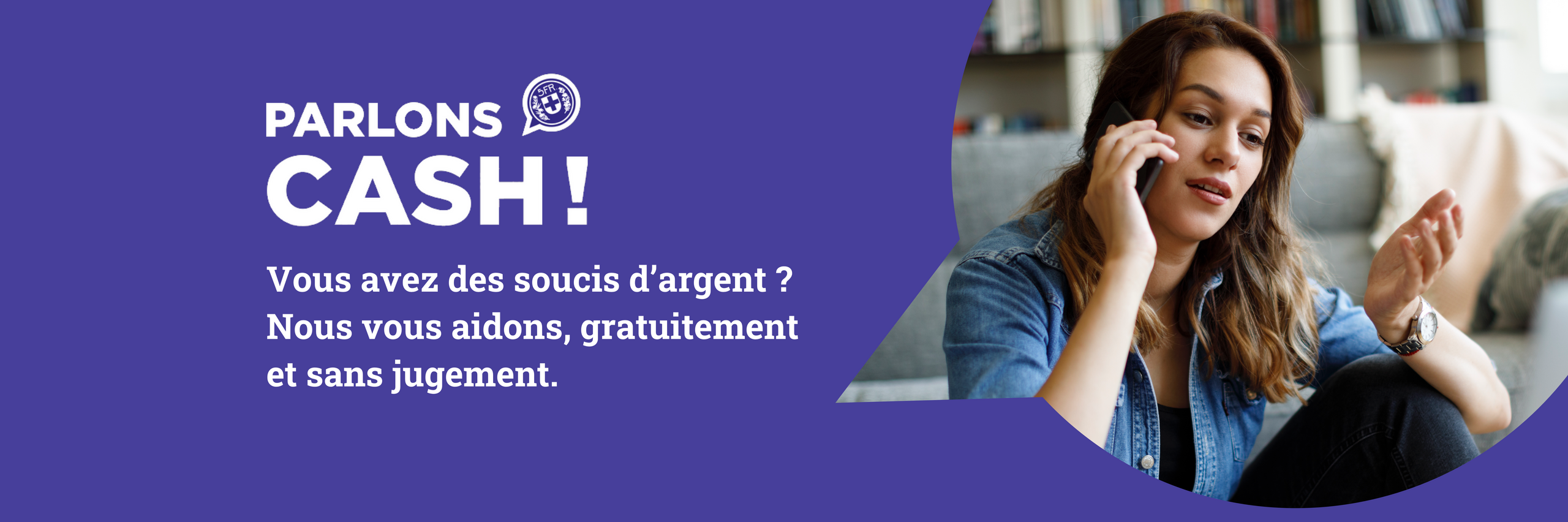  Parlons cash : une femme au téléphone appelle la ligne téléphonique pour résoudre ses dettes et problèmes d'argent